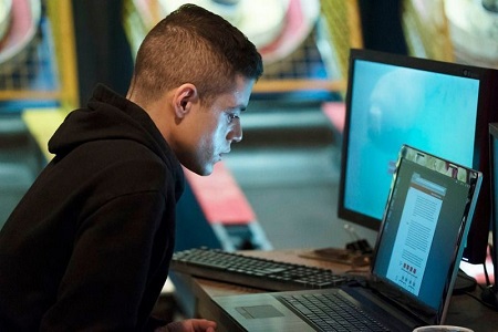 Rami Malek protagonista de la serie Mr. Robot frente a su computadora