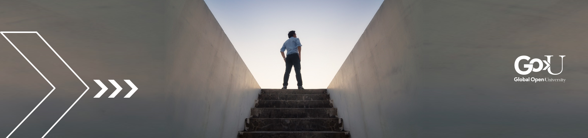 Hombre subiendo escaleras, con cielo azul