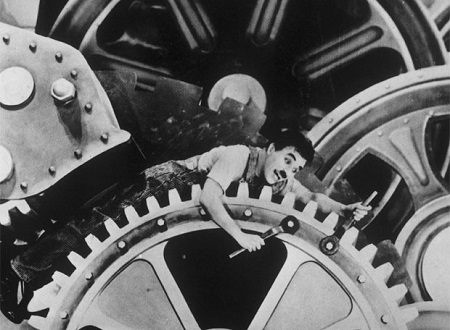 Chaplin sobre un engrane, imagen de la película Tiempos modernos