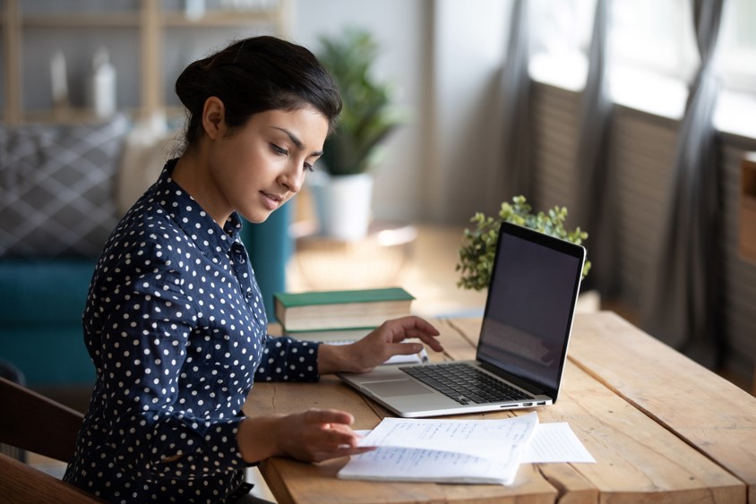 Mujer estudiando frente a su computadora