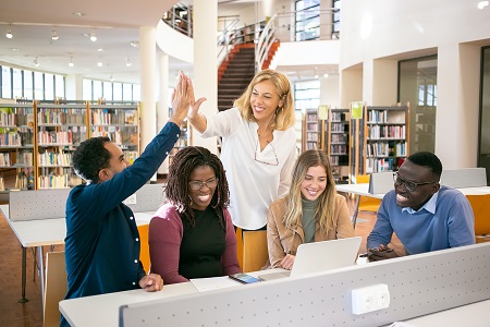 Grupo de personas en una biblioteca