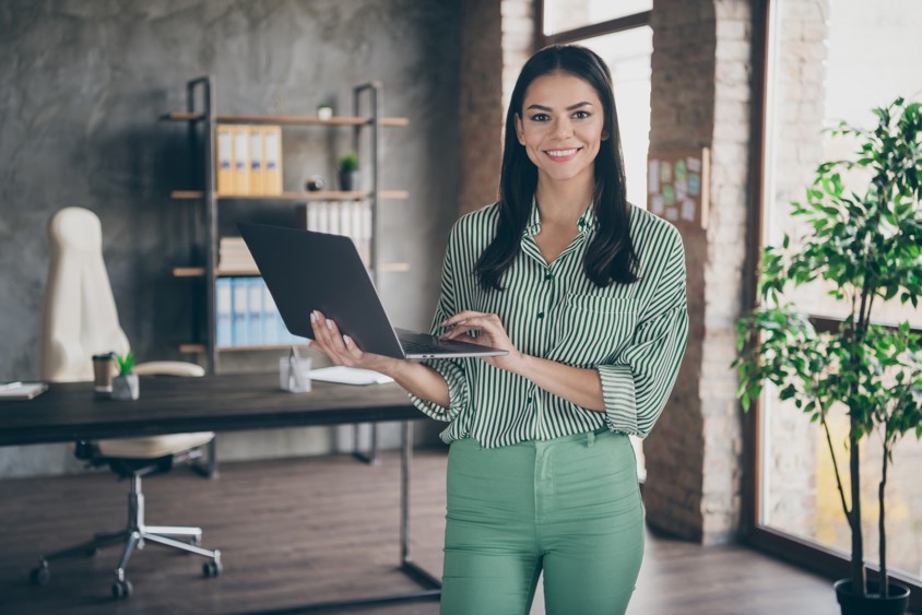 Mujer con laptop en la mano