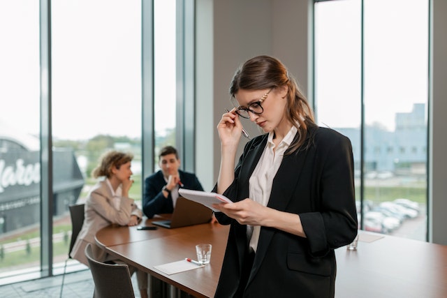 https://www.pexels.com/es-es/foto/hombre-gente-oficina-trabajando-8133881/