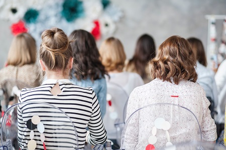 Mujeres de espaldas en clase