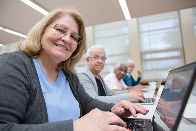 https://www.pexels.com/photo/elderly-people-learning-about-computers-7983574/