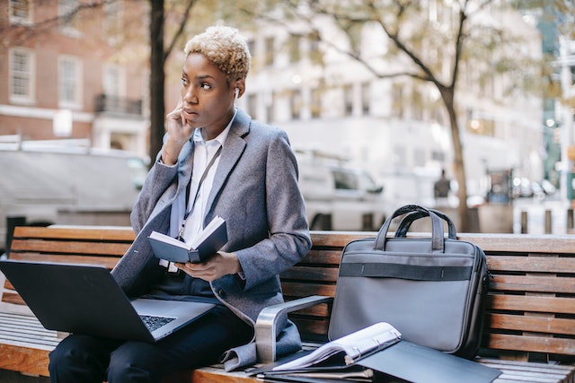 https://www.pexels.com/photo/focused-black-businesswoman-working-on-laptop-on-bench-in-park-6000151/