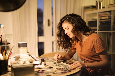 Mujer pintando sobre una mesa