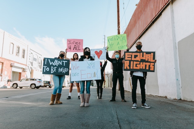 https://www.pexels.com/photo/group-of-people-standing-on-the-street-holding-placards-6257041/