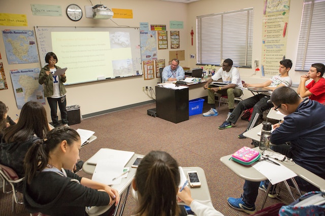 https://www.pexels.com/photo/students-inside-a-classroom-9654933/